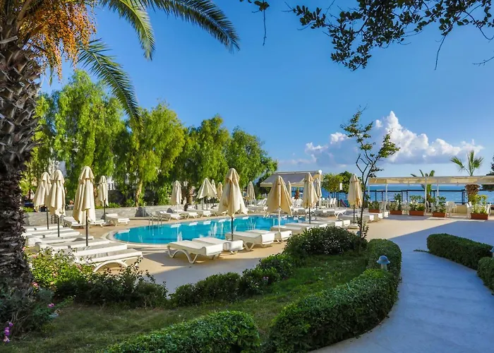 Dragut Point North אתר נופש 3*